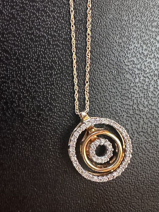 Set lantisor cu pandativ si cercei din aur si diamante