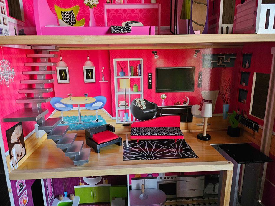 Дървена къща за кукли с обзавеждане и асансьор