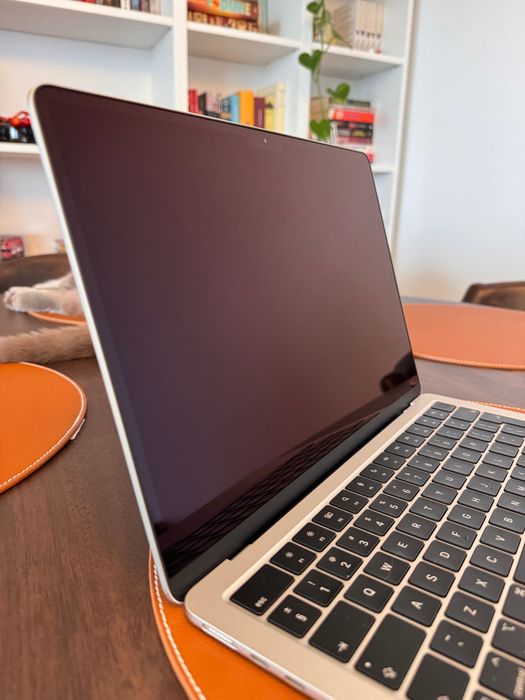 Macbook Air M2 - 13" - 256GB - 8GB RAM - Starlight - Stare foarte bună