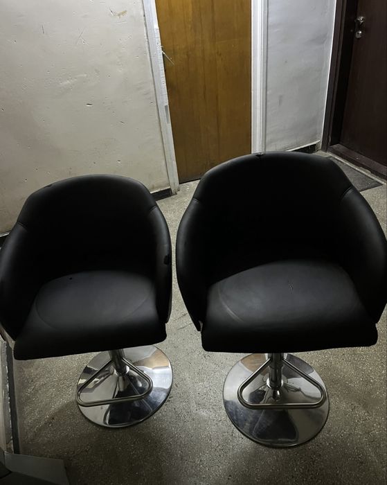 Vand scaune negre din piele