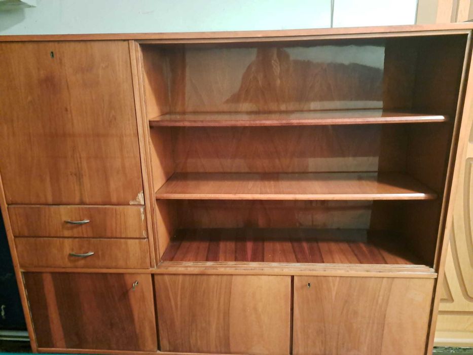 Bibliotecă cu rafturi si dulapuri