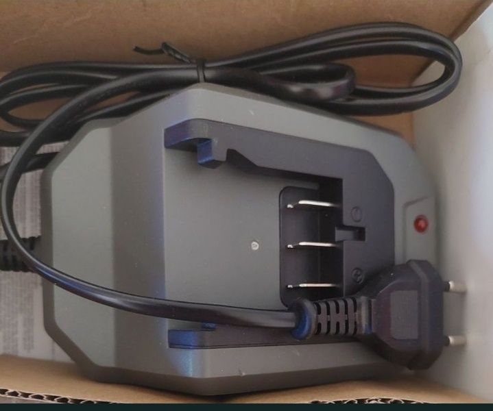 Vând mașină de înșurubat nouă în cutie baterie și încărcător