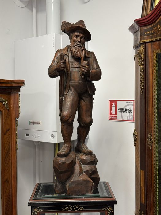 Statueta din lemn sculptat manual