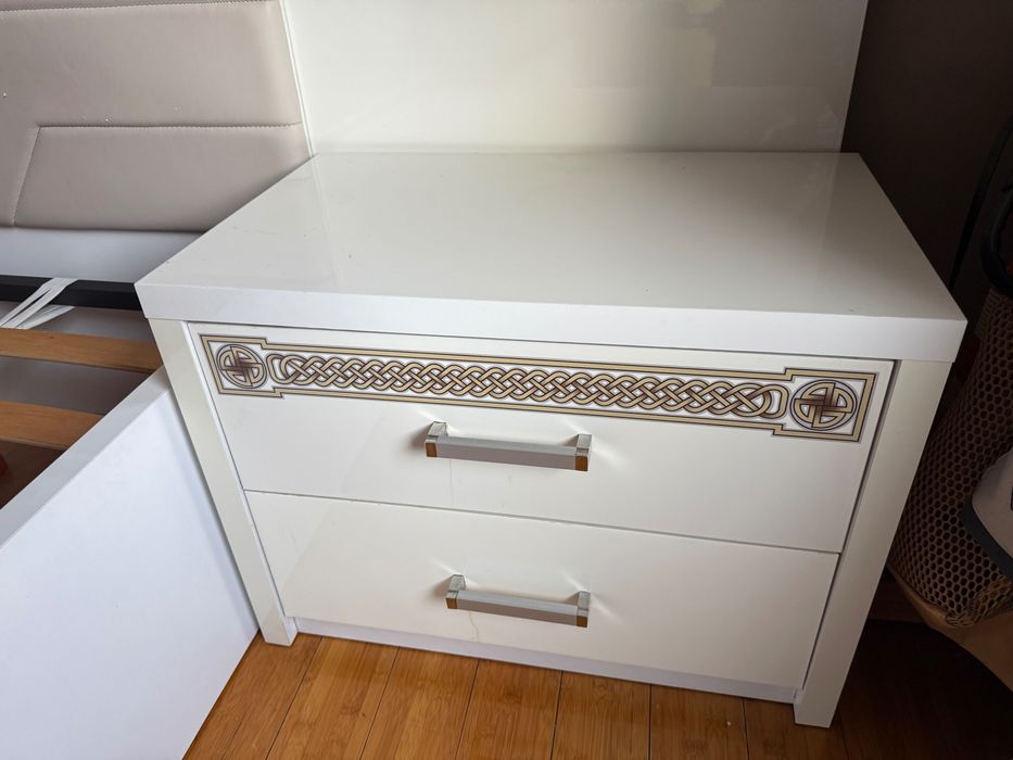 Спален комплект - легло с 2 нощни шкафчета, гардероб, скрин и огледало