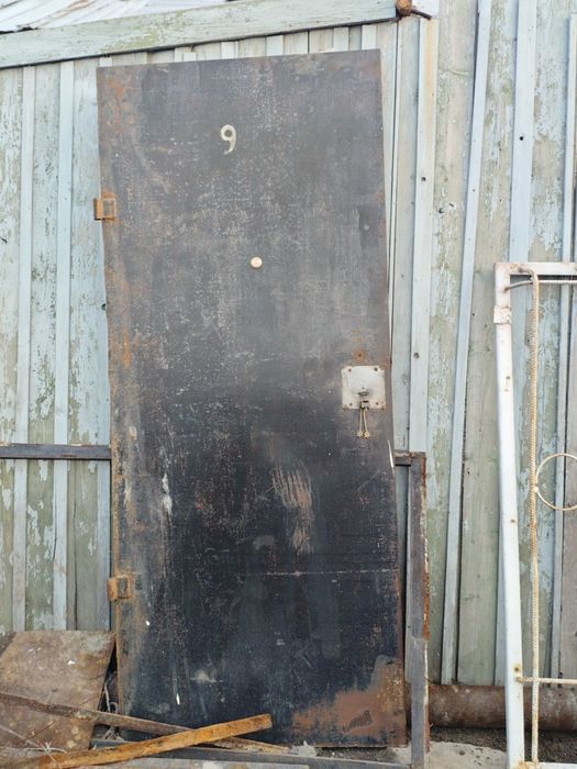 Дверь железная с рамой