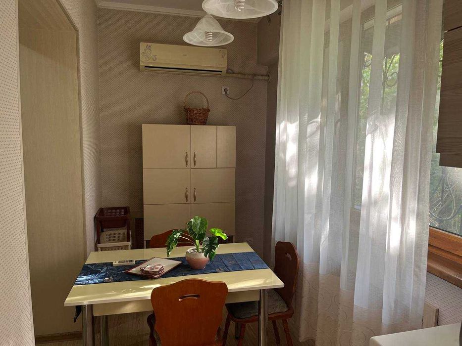 Сдается 4х комнатная в Центре,  110 школа  1200 уе.