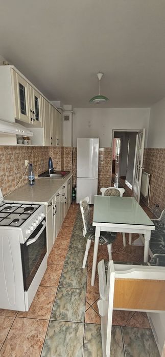 Inchiriez apartament