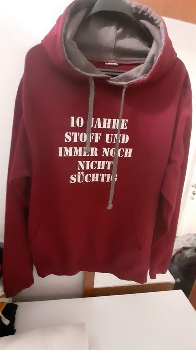 Vind hanorace cu glugă.