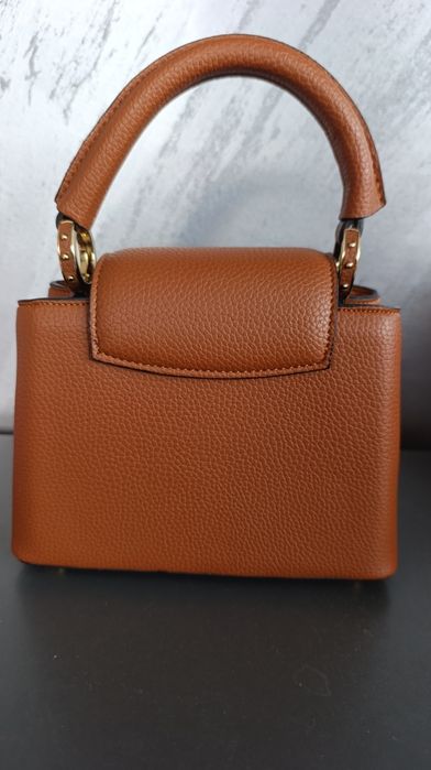 Louise Vuitton новa  кокетна малка чанта с дръжка и  за през рамо