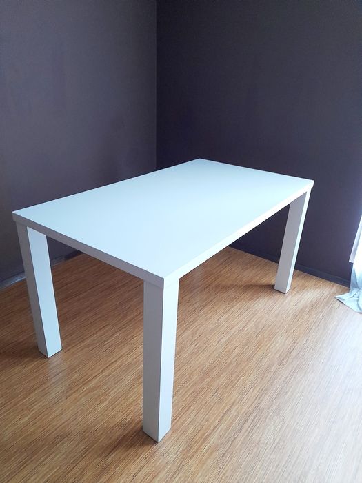 Трапезна маса бял лак