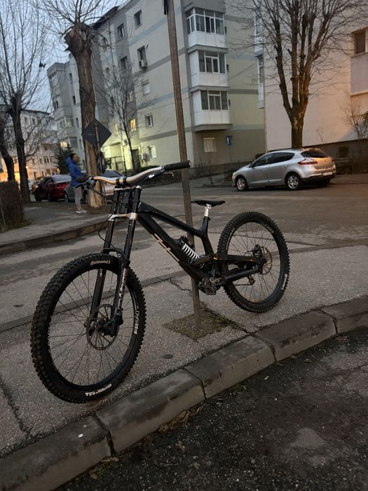 Dau la schimb sau vand rock shock boxxer