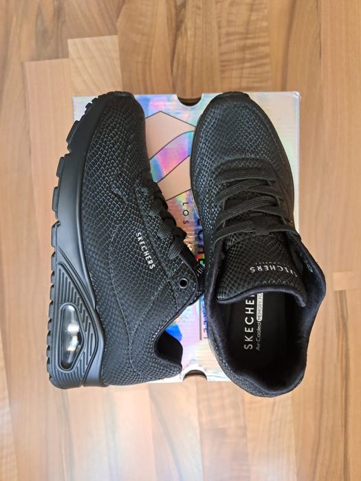 Adidasi sketchers