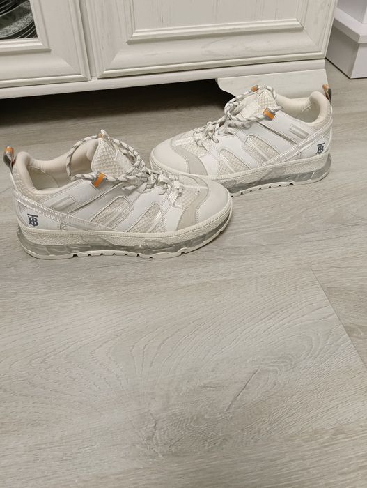 Adidași superbi numărul 42