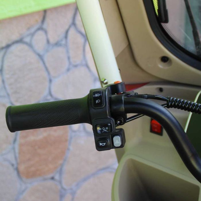 Електрическа триместна триколка Max Motors NEW GOLF RED SOLAR