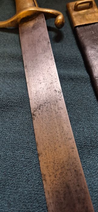 Продавам сабя , нож , щик.