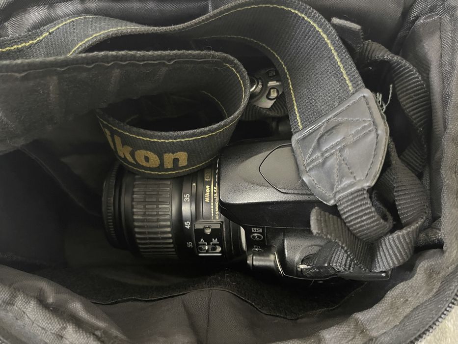 Продам зеркальный фотоаппарат Nikon D40