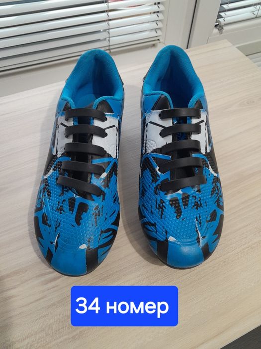 Маратонки за футбол и Скичърс