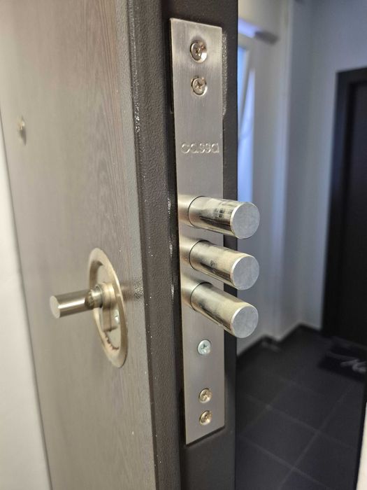 Ușă metalică cu toc- finisaj wenge, complet echipată