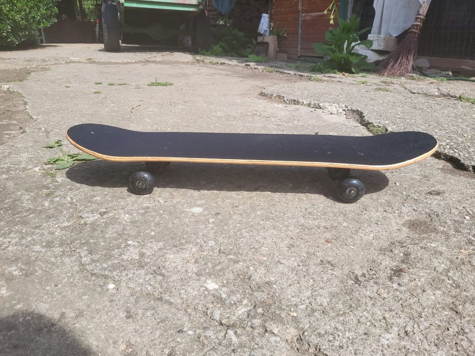 Vând skateboard aproape nou