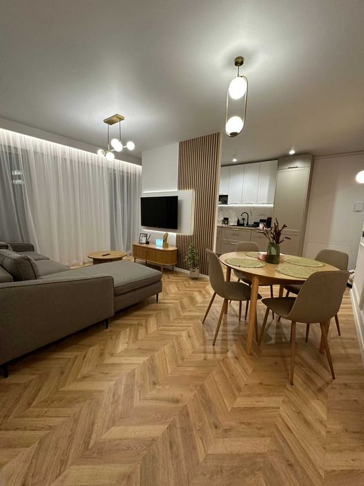 De închiriat – Apartament modern 3 camere, cu piscină și parcare