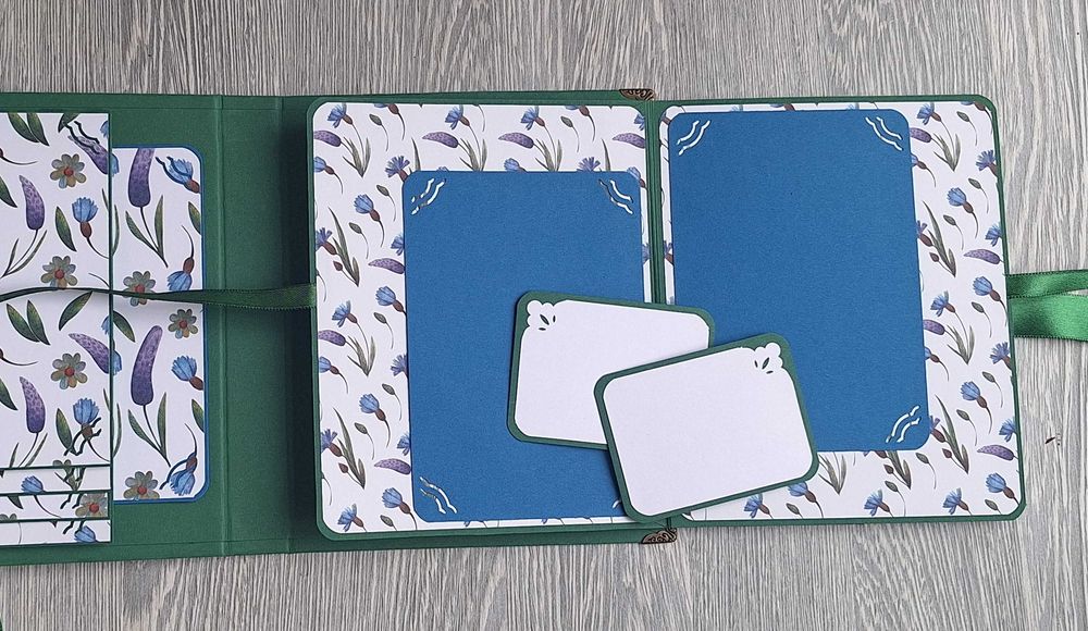 Мини албум "Нежни цветя" в зелено, ръчна изработка /11,1