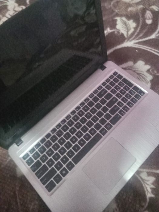 Laptop de piese placa de baza buna.pret negociabil