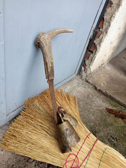 Бронзов звънец и нож