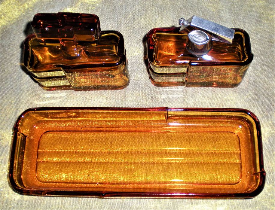 Set interbelic din sticlă de culoare cognac cu accente argintii