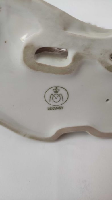 Фигура на сърничка от гланциран порцелан