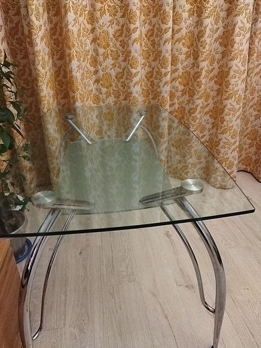 Стеклянный стол для кухни и зала