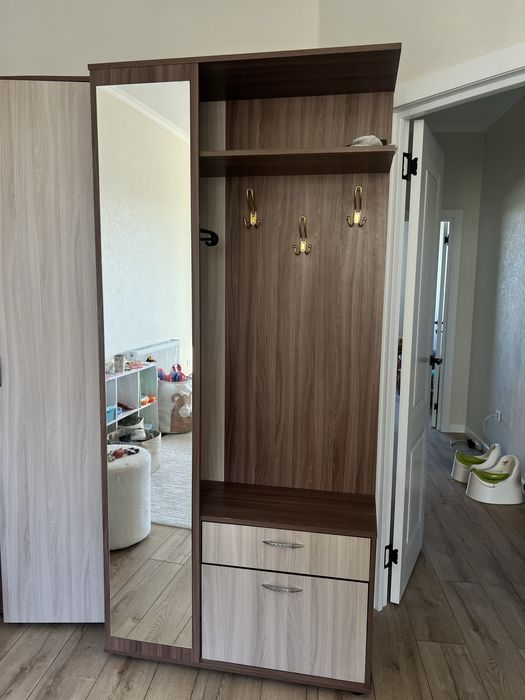 Продам прихожую с зеркалом