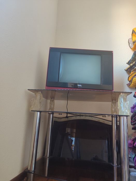 TCL televizor va padstavtaka orqadagi qora padarkaga beriladi