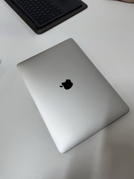 Продам макбук (MacBook Air M1)