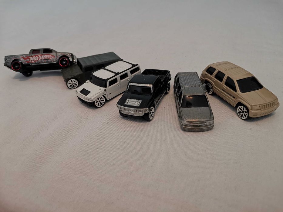 Продавам комплект от шест броя оф-роуд машини за малки и големи деца