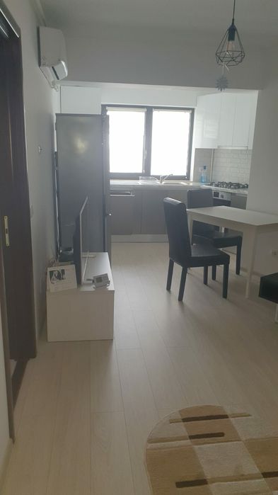 Închiriez studio