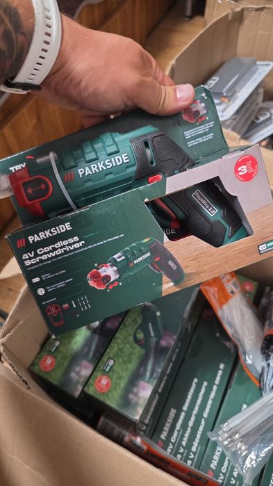 foarfecă electrică de grădină cu acumulator (4V), modelul exact fiind PARKSIDE PAGS 4 A1. Este o unealtă compactă destinată toaletări