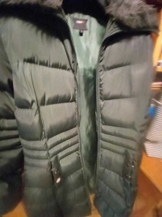 Geaca lunga iarna dama purtata dar bine imtretinuta