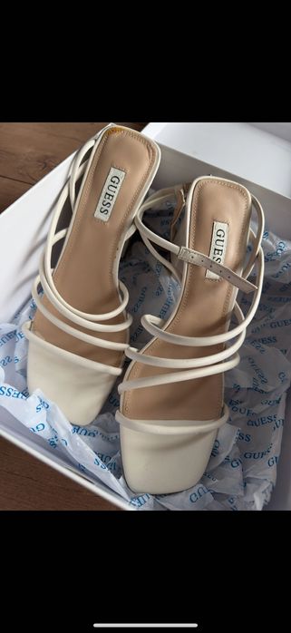 Нови сандали GUESS