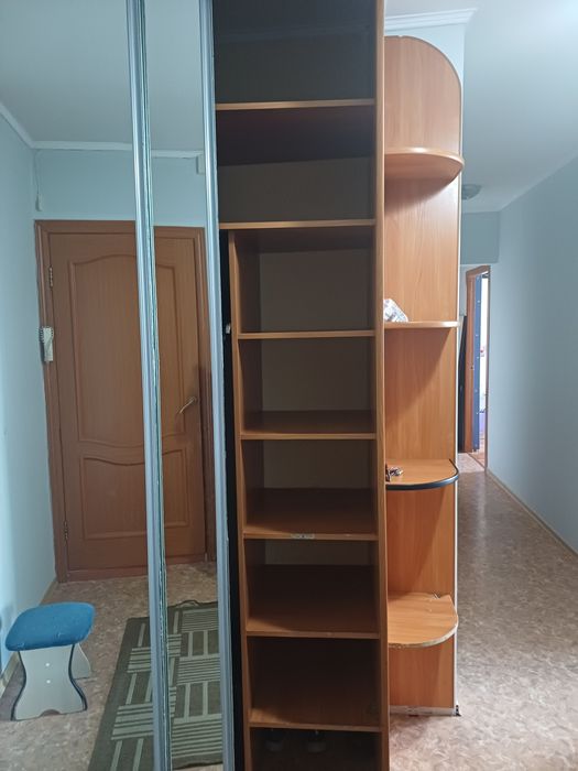 Продам встроенный шкаф с зеркалом