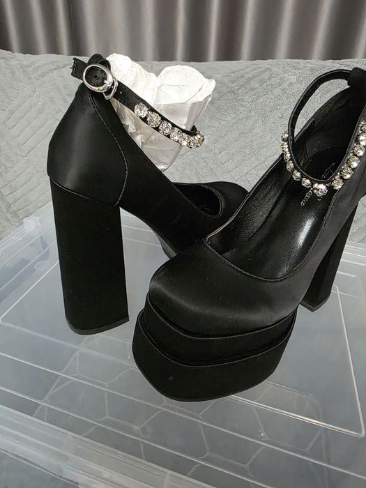 Туфли 36-37  размер. Чёрные,атласные