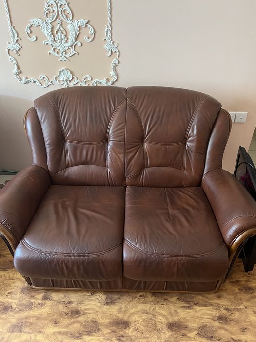Кожаный диван в комплекте