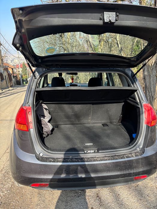 Продавам Киа Венга