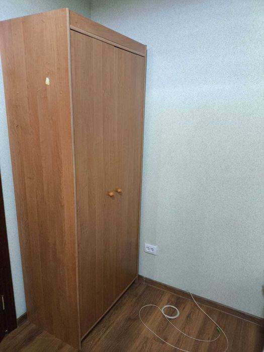 Продам вместительный шкаф с классическим дизайном