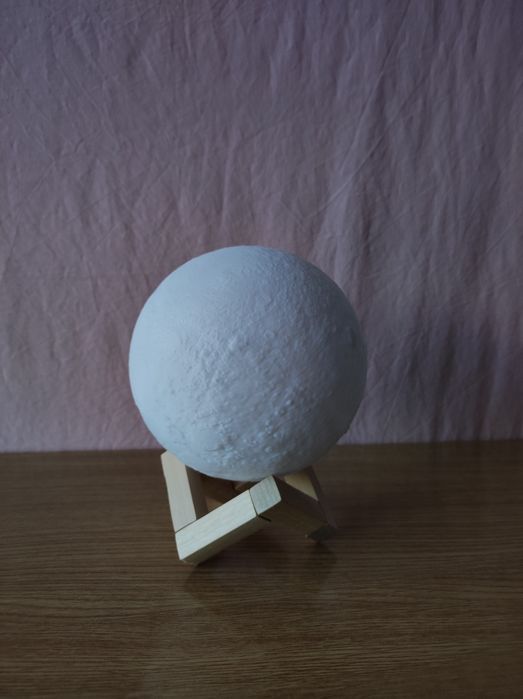 Ornament Lună, Amazon