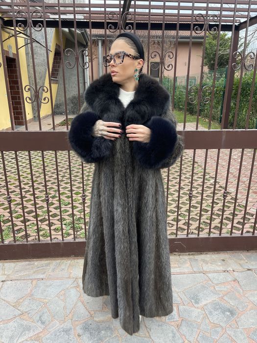 Haina lunga din blana naturala de nutrie cu guler si mansete de vulpe