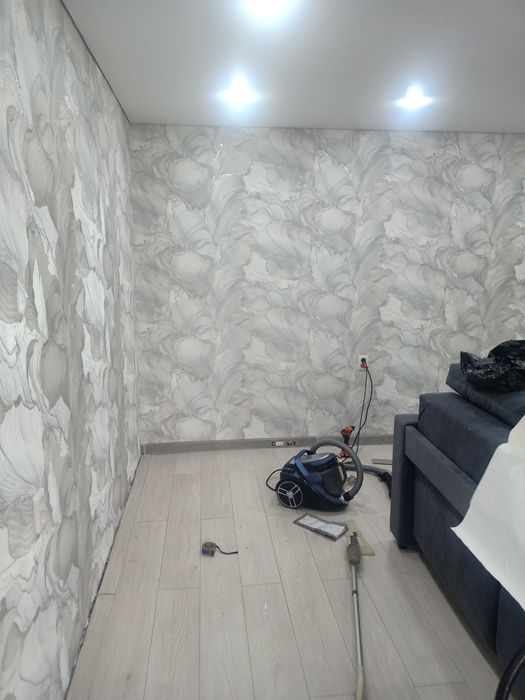 Поклейка обоев и галтелей