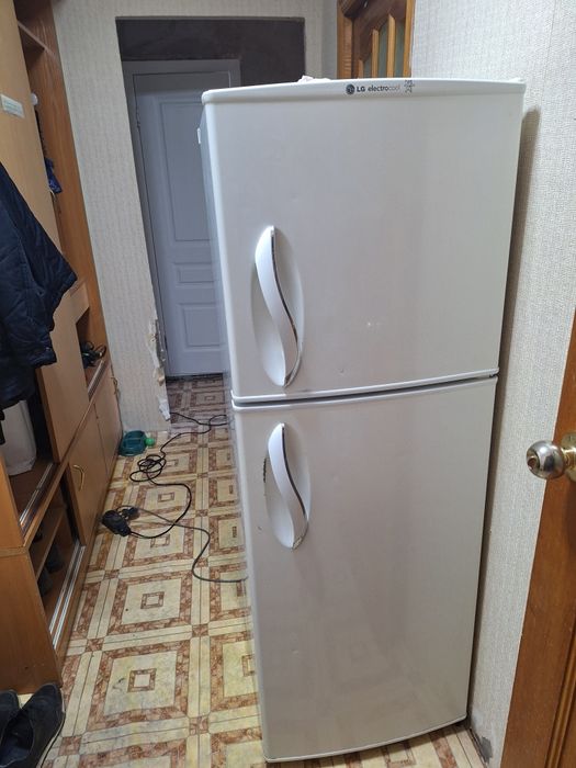 Холодильник LG , жақсы мұздатады, құмбат емес бағасы 40000 тг