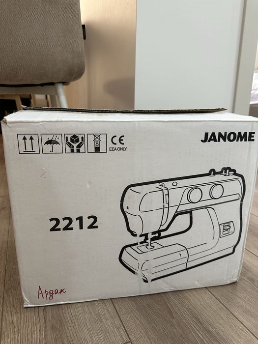 Продам швейную машинку Janome 2212.