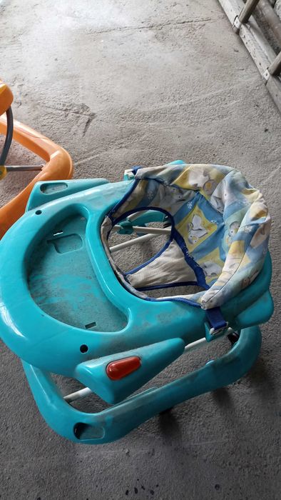 Продам коляску , ходунки , манежка, велосипед