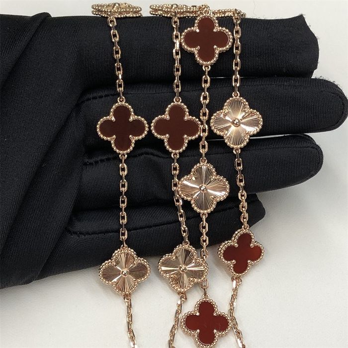 Позлатени колиета Van Cleef & Arpels